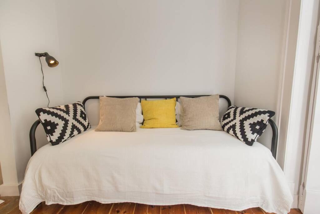 Apartamento 135 A - In Tranquil Flat In Alfama Near Se And Castle *
