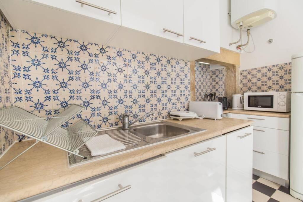135 A - In Tranquil Flat In Alfama Near Se And Castle Lisbon